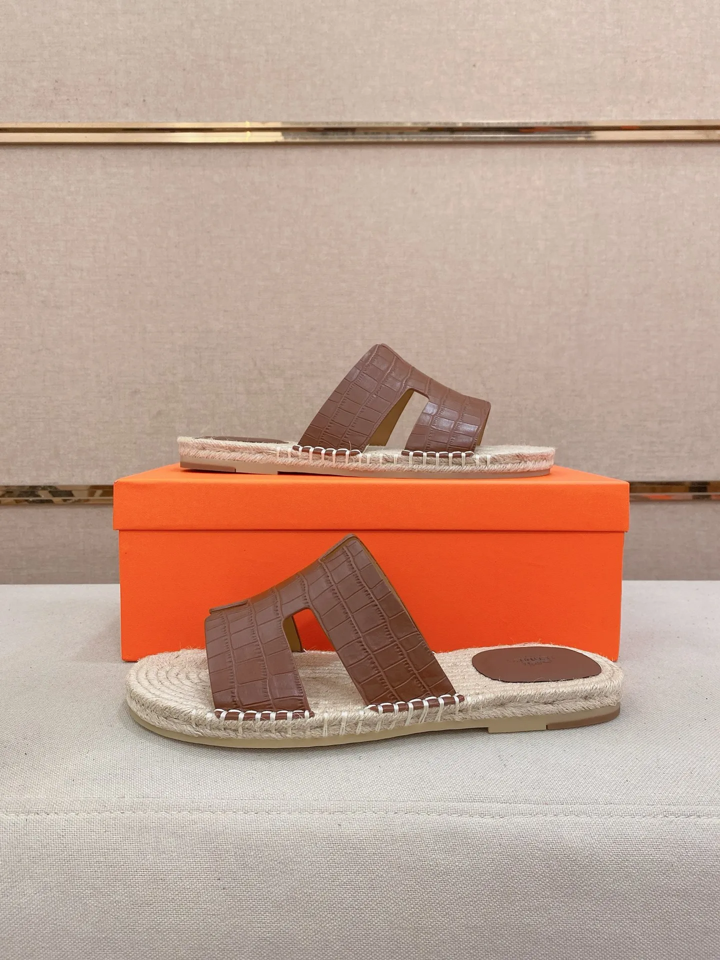 Factory price: 340💰high-end version. "HERMES" Hermès 💁♂️Men's casual slippers, compare the quality at the counter🧚🏿♂️ The upper is made of cowhide leather 🐊crocodile pattern workmanship, purely hand-drawn, raw rubber breathable and non-slip outsole, the inner is breathable and comfortable lambskin, the density is 100% comfortable, the original rubber outsole is wear-resistant and has a code number of 38-44. Can be customized 45-46-47💥🏆